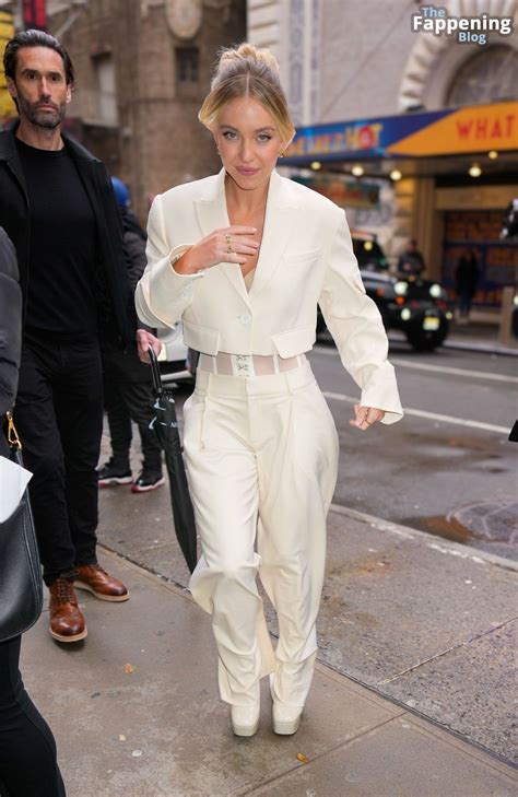 Sydney Sweeney Looks Pretty as She Attends The Drew Barrymore Show (29 ...