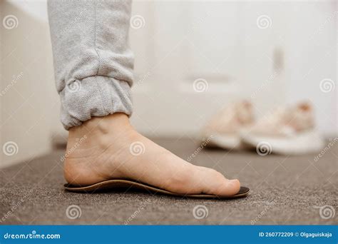 Flat Feet Diagnosis and Orthotics, Shoe Inserts. Problems with Flatfoot, Pain. Identification of ...