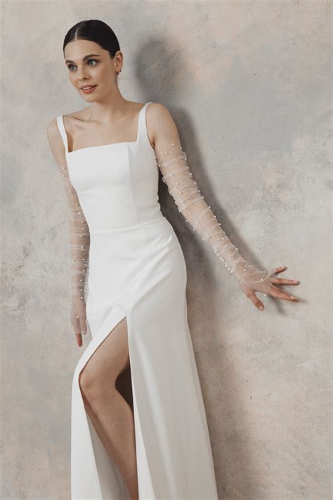 Simple wedding dress with square neckline and thigh slit - Amelia • Piondress