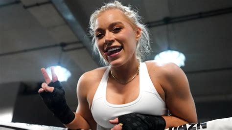 OnlyFans star turned boxer Elle Brooke shows off her bum in tiny bikini sending Instagram ...