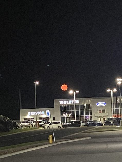 The gf snap this pic of the moon tonight, why is it red? : r/moon