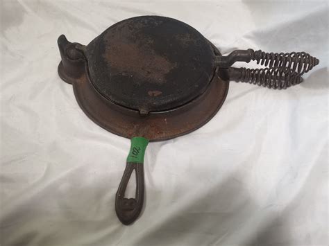 Vintage Cast Iron waffle maker - Schmalz Auctions