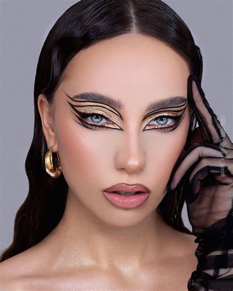 🍸| @gold.en_queen | Gold makeup looks, Medusa makeup, No eyeliner makeup