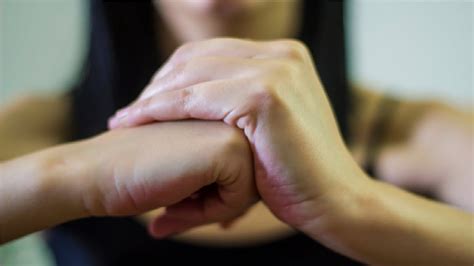 how to crack your knuckles in a fist - YouTube