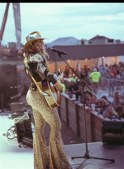 Lainey Wilson has the biggest ass in country music, I bet them cheeks ...