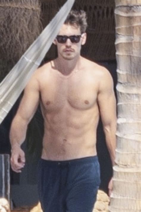 Austin Butler flaunts his abs on Mexican vacation with Kaia Gerber