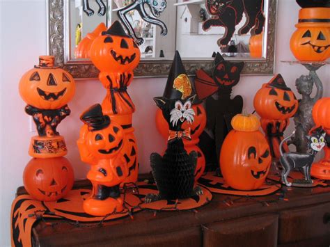 Blow molds - such a cute display ! | Vintage halloween decorations ...