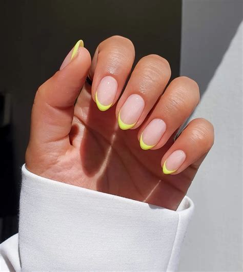 50 Irresistible Short Almond Nails To Glam You Up Instantly - Woman ...