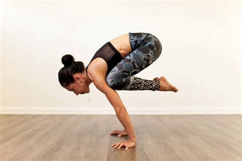 How to master Bakasana - Crow pose - YOGATEKET- Wiki