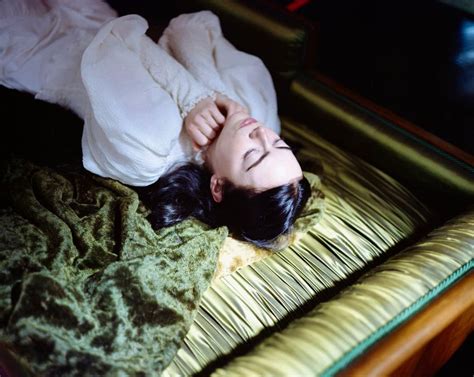 艾瑪史東主演《可憐的東西Poor Things》獲奧斯卡影后！劇情扭曲、尺度炸裂、病態滑稽的瘋狂巨作 | Vogue Taiwan