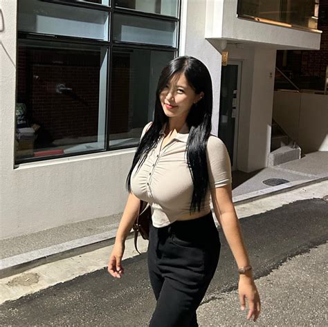 Busty korean girl : r/2busty2hide