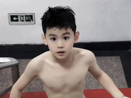 从以前每天的哭闹到现在的慢慢接受 #游泳男孩 #游泳正常穿搭无不良引导 #腹肌 #日常训练