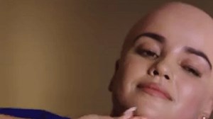 பிரபல நடிகைக்கு மொட்டை போட்ட பெண் இயக்குனர்