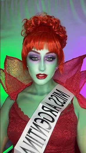 turning myself into Miss Argentina from Beetlejuice💚 #makeupshorts #makeuptutorial #halloweenmakeup