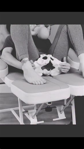 ✨EXTENDED LITHOTOMY – THE “VIP ENTRY” POSITION FOR BABY’S GRAND EXIT!✨ When baby says, “I’m coming out!”… Extended lithotomy quietly replies, “Say no more, I’ll roll out the red carpet.” Legs up, pelvis open, angles perfect — it’s literally the 5-star highway your baby needs for a smooth, drama-free descent! This position helps align baby’s head with the birth canal, gives more pelvic space, lets doctors work comfortably, and makes delivery faster, safer, and way less chaotic. Basically… baby ge