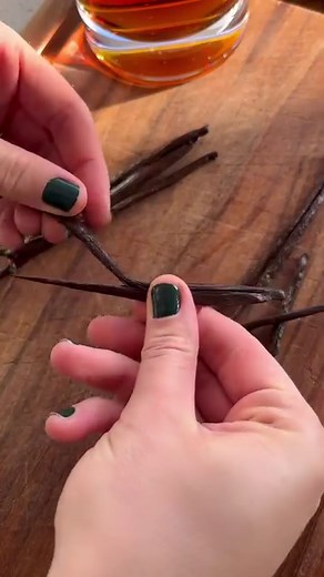 6.7K views · 121 reactions | Homemade Vanilla Extract is a perfect gift or treat to make at the holidays. Grab the recipe and directions at the link in comments below or search “homemade vanilla extract” at www.thisjess.com #vanilla #vanillaextract #bourbon #holidaybaking #bakingingredients | thisjess.cooks | Facebook