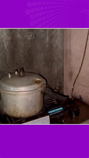 🟣 CUBANAS COCINAN entre humo, escasez y abandono estatal. Ante la falta de gas licuado y los prolongados cortes eléctricos, miles de familias en Cuba cocinan con fogones hechos de bloques, latas, varillas o restos de carbón. No se trata de cultura popular ni de elección: es una forma forzada de subsistencia. 📌 Esta práctica, generalizada por la crisis, implica riesgos graves para la salud: inhalación de humo tóxico, problemas respiratorios, incendios, lesiones, y una sobrecarga física diaria q