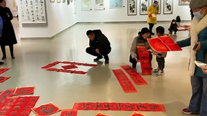 😁Tap the video to witness calligraphers in #Laishan spreading #ChineseNewYear joy! 🧨They're offering free hand-written #Chinese character "福" and couplets to the community, showering blessings. #DynamicLaishan #SpringFestivalShandong | Laishan of Yantai