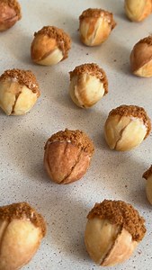 🍪✨ ORZESZEK LOTUS - dla miłośników karmelowych smaków! Chrupiące klasyczne ciasto wypełnione aksamitnym ganachem z ciasteczek Lotus, zanurzone w białej czekoladzie i obtoczone w zmielonych Lotusach. To połączenie uzależnia! Potrzebujesz: 🍯 mąki pszennej 🍯 cukru pudru 🍯 masła 🍯 jajek 🍯 mleka 🍯 ciasteczek Lotus 🍯 białej czekolady 🍯 mleka skondensowanego 🍯 śmietanki 36% 🍯 mleka 🍯 masła kakaowego 👉 Chcesz poznać szczegóły, jak zdobyć przepis, skomentuj “LOTUS”, a wyślę Ci wszystko w wia