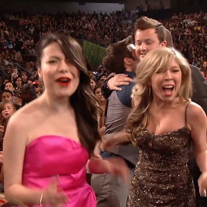 1M views · 10K reactions | Nossa senhora dos frangos fritos!  #iCarly no #KCA sempre foi uma referência de SUCESSO...  E muita emoção, claro! 梁 Qual é o seu momento favorito?  | Nickelodeon em Português | Facebook