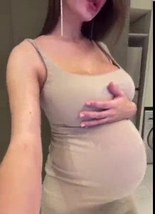 Ma belle-mère enceinte montre ses gros seins laiteux