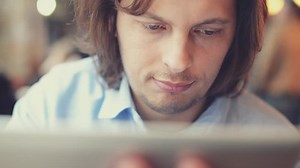 homme utilisant un écran tactile d'ordinateur : vidéo de stock (100 % libre de droit) 3668765 | Shutterstock