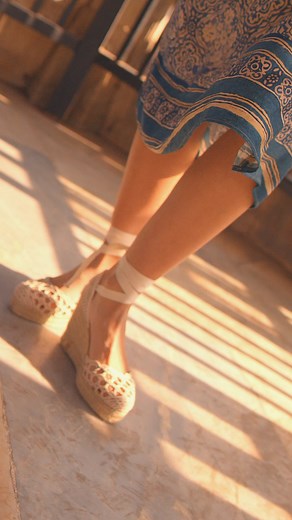 Print of the season 🌈 La robe Aloe et son imprimé captivant, alliant art et spiritualité pour un look qui attire tous les regards. Robe Aloe Chaussures Julian • Découvrez la nouvelle collection ici 👉 https://lc.cx/7B2REr | Maison 123