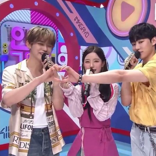 The way yeonjun gave BTS intro !! 😭💙