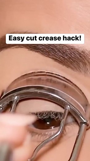 The easiest way to do a cut crease?! #cutcrease #eyeshadow #eyeshadowtips #makeuptips #beauty #reels | Smitha Deepak