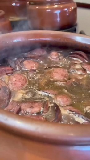 Buffef de Feijoada delicioso e completo você encontra aqui no Chuletão! E como sempre o nosso parceiro @‌vila.mascote não nos deixa mentir 🤗😉 Venha saborear sem moderaçção!!! #repost A @‌churrascariachuletao é referência na região pela sua sensacional feijoada, servida às quartas e sábados. Nós fomos conferir. Espetacular! 🥰 O buffet inclui todos os acompanhamentos da melhor qualidade e as caipirinhas coadas de limão e maracujá são cortesias da casa. Tudo à vontade! 😋 Linguiça, carne seca, p