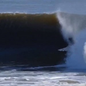Mitch Crews scoring a chocolate tube courtesy of Cyclone Uesi 🍫 Video: Norbert Czifra | World Surf League