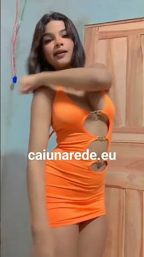 Novinha rebolando com micro vestido🙊🔞