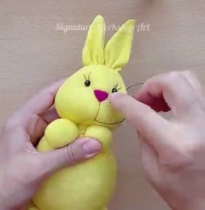 1.1M views · 10K reactions | Sadece bir çorabın teki ile yaptım siz de çocuklar için deneyin ve ne kadar kolay olduğunu görün!罹殺 | Signature Workshop Art | Facebook