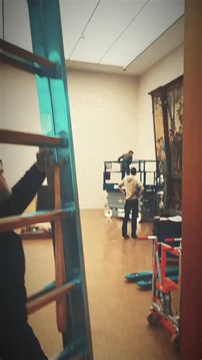 🎬Los gehts: Vielleicht hast du schon bemerkt, dass die Max Klinger-Räume geschlossen sind. 📦Wir schaffen Platz für eine ganz besondere Leihgabe. Das MdbK erhält vom Belvedere Museum aus Wien Klingers Monumentalwerk „Das Urteil des Paris“. Neugierig geworden? Wir nehmen dich #behinthescenes und lassen dich an den Vorarbeiten/Umbauten teilhaben. 🪜 Heute begann der Abbau von Klingers „Christus im Olymp“. 👉Bis zum Start der öffentlichen Restaurierungs- und Montagearbeiten zum „Urteil des Paris“ 