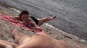 DICK FLASH ON BEACH Petite bite clignotant en public