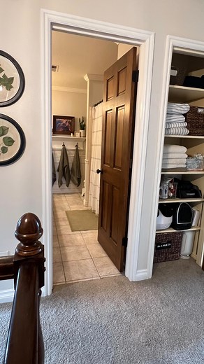 Day 21: Linen Closet Keep your linen closet clean and organized. It makes putting away the linens easier and more efficient. Get rid of items that are old and that you aren’t using. Each bed should only have two sheet sets. One to make the fresh bed with while the other one is washing in the laundry. ♥️ | The Idea Room