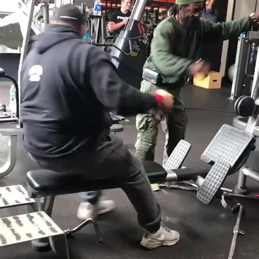 MOST PEOPLE NEVER THINK ABOUT BIOMECHANICAL ADVANTAGE One of the biggest secrets to building more muscle isn't adding more weight. It's improving your position. The question should be: 👉 How can I position my body to make the target muscle do more work? That's biomechanics. Sometimes a small adjustment can completely change an exercise. Take this neutral-grip seated row variation. Instead of sitting on the machine's standard seat, we use a slightly lower chair. Why? Because it allows you to: 🔥