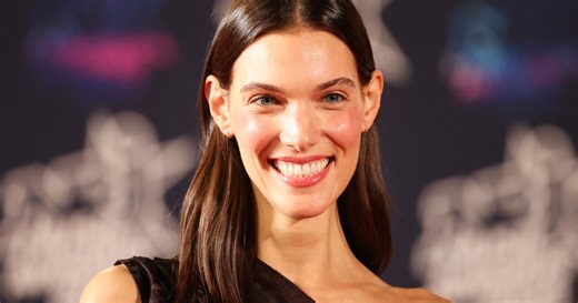 Baisers et tendre complicité, Charlotte Cardin partage des photos de sa romance avec Aliocha Schneider pour leur anniversaire