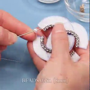 Chanel beaded brooch tutorial - DIY jewelry! | Miarti - Creative ideas