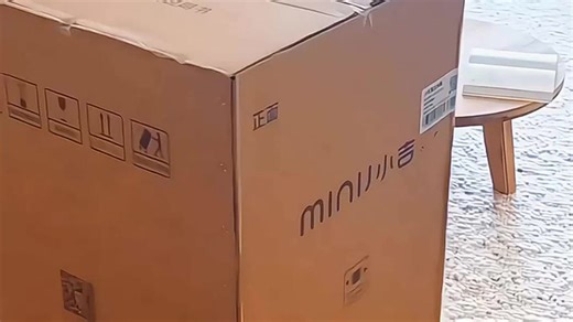 小吉（MINIJ）体积小巧不占空间，外观时尚美观，容量刚刚好适合单身或小家庭使用，日常做饭、存储食材非常方便。