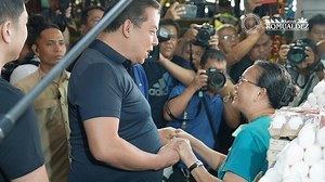 Bilang bahagi ng oversight function ng House of Representatives na labanan ang inflation at siguraduhin na nasa resonableng halaga ang presyo ng mga bilihin, binisita at inikot namin ni House Deputy Majority Leader Erwin Tulfo ang Farmer's Market sa Cubao kaninang umaga upang tiyaking pasok sa suggested retail price ang mga pagkaing pang-noche buena, bigas, sibuyas, mga gulay, at iba pang pangunahing bilihin. Asahan po ninyo na tuloy-tuloy ang aming market inspection at price watch upang mapanat