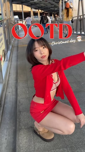 ป่านเอง 649꙳⋆🍋 on Instagram: "OOTD ธีมแดง ❤️🎅🏻 Christmas or Kiss me 😆? #ootd #christmas"