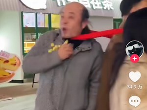 tiktok网友看国内搞笑视频