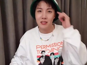 (How to wash the socks by hobi) 🐿 This is 'yangmal' ‼️ socks‼️ 🐿 everyone, bts is the same as you are 🐿 washing socks with hands..with shampoo...(hope sound effect) and the ankle socks are so small, i should squeeze like this... Credit to: jhs_vibes -Misis Baseline 🥰 | Your Hobi