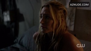 Eliza Taylor, Jessica Harmon Lesbian Scene in The 100
