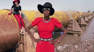 Depuis plusieurs années, Greenpeace enquête sur les usines textiles qui déversent des produits chimiques dangereux dans nos rivières. Grâce à votre mobilisation étonnante, 18 grandes marques se sont engagées à se désintoxiquer. Aujourd'hui, il est temps de faire le point et de voir si les grandes marques du textile ne se sont pas défilées... www.greenpeace.ch/modetox #Detox | Greenpeace Suisse