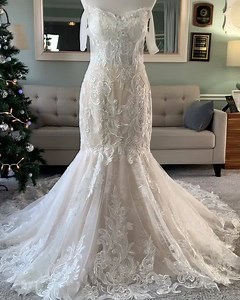 The lace details on this gorgeous Mermaid Wedding Dress are just out of this world! ❤️ Who else loves Lace?! ⁣ ⁣ Dress @bridesandtailor | Brides & Tailor