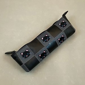 ペンケースになるファスナー付き小物入れ（黒×グレー、黒猫の刺繍）No.03013-04 | Atelier LeatherN - レザークラフト「ナホの手作りのお店」- powered by BASE