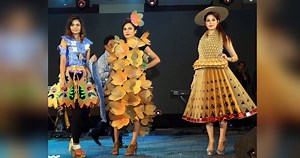 ...जब गत्ते से बने कपड़े पहनकर रैंप पर उतरी मॉडल, तस्वीरें