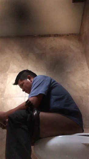 Constipated pooper goes for it